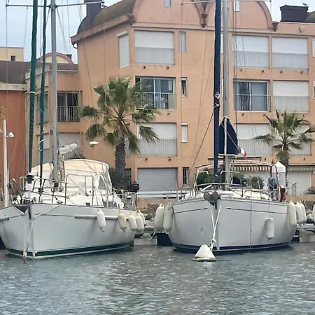 Avec Vue Sur Le Port Gruissan