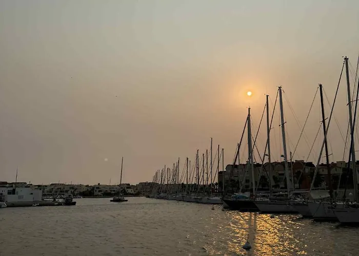 Avec Vue Sur Le Port *